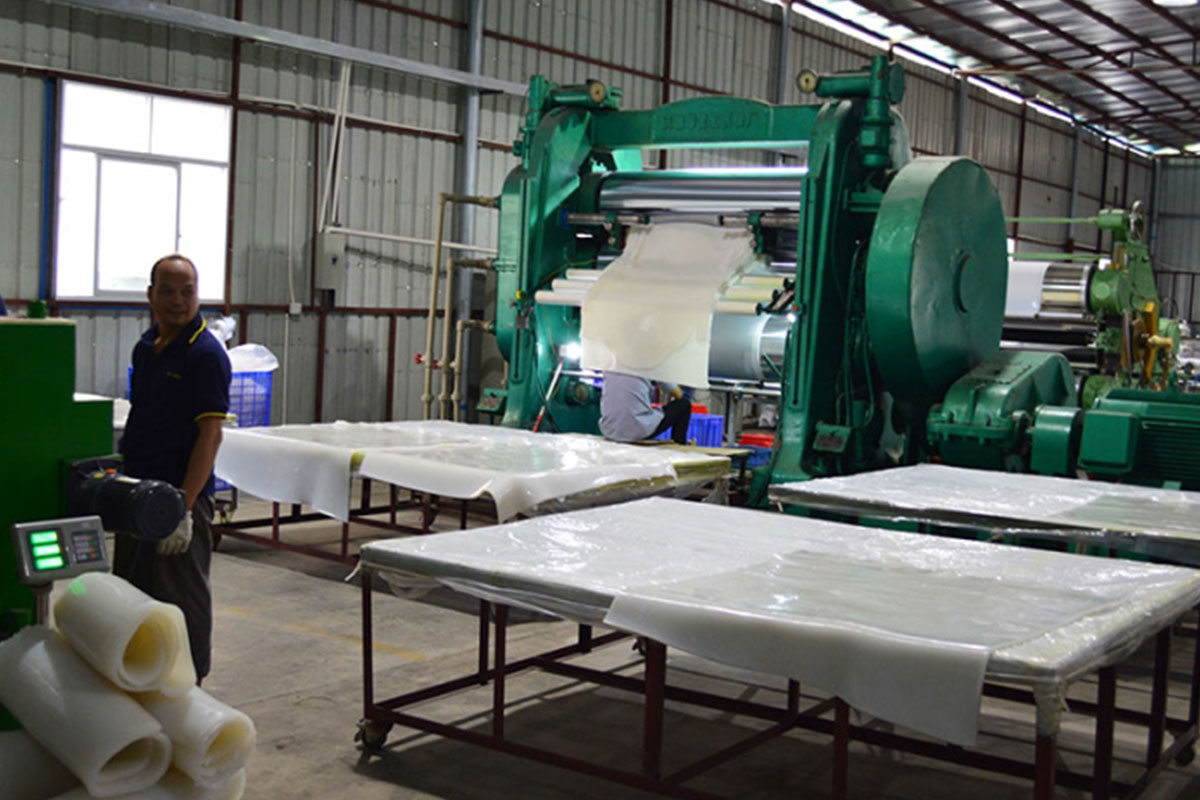 練膠車(che)間一(yi)角